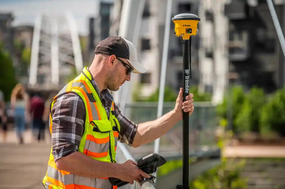 man using R780 on a worksite man using R780 on a workstie